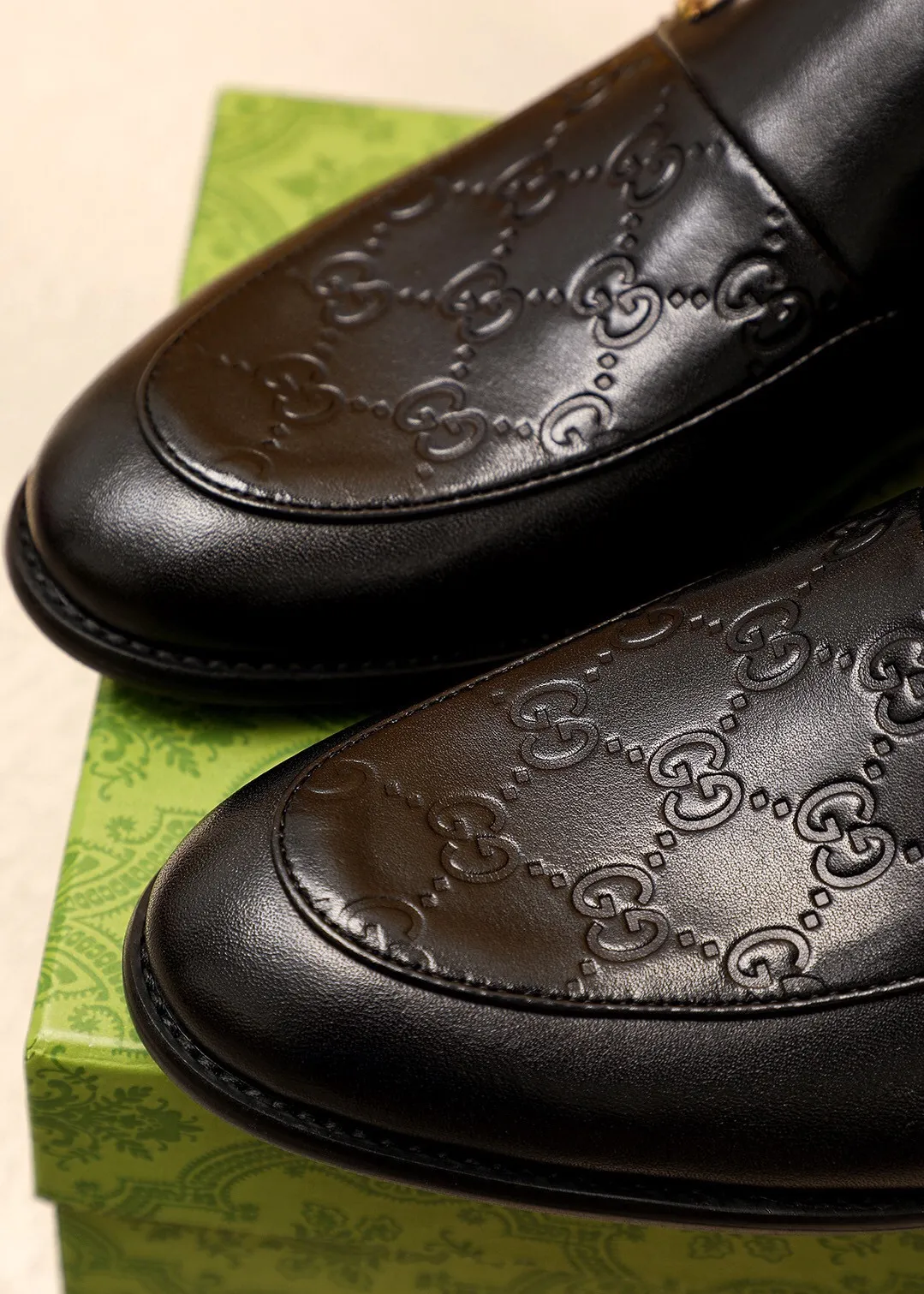 Men's shoes 💰400 💐 Product trademark: GUCCI "Gucci" casual leather shoes Regular size: 39-44 (38.45.46🉑️Customized) Product materials: Selected imported first-layer calfskin embossed upper + luxury hardware buckle, imported 🐑 sheepskin lining. Strong three-dimensional visual effect, original combination outsole Color: 1⃣️color optional